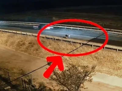 Otobüs durağına bırakılan motosiklet jandarmanın takibiyle bulundu