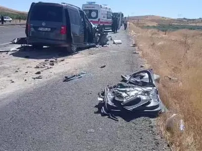 Bozova'da kamyona çarpan hafif ticari araçta 4 kişi yaşamını yitirdi, 2 kişi ağır yaralı