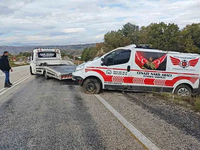 Yalvaç'ta rampada kontrolden çıkan cenaze nakil aracı devrildi
