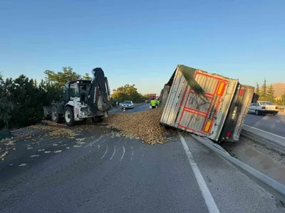 Emirdağ'da refüje devrilen tır yola yaklaşık 30 ton patates saçtı
