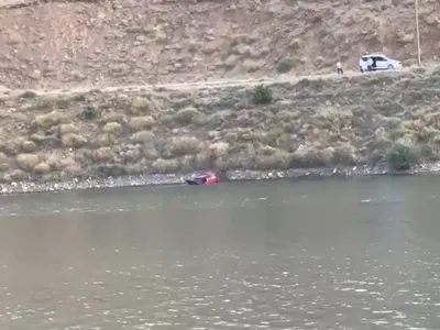 Aşağı Güveç'te el freni çekilmeyen araç Dilimli Barajı'na sürüklendi