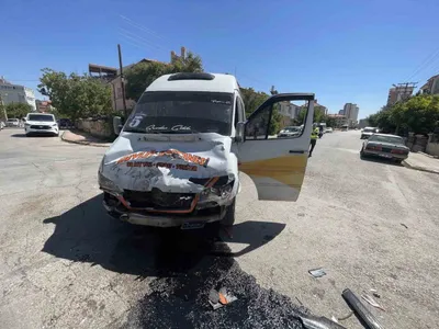 Kontrolsüz kavşakta çarpışma: iki yolcu yaralandı
