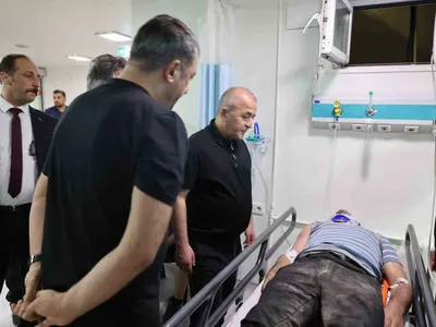 Vali Hatipoğlu'dan hastanede tedavi gören işçilere geçmiş olsun ziyareti
