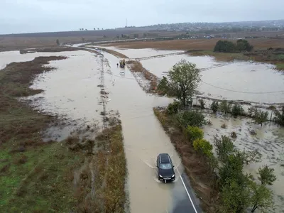 büyükçekmece karağaç yolu yağış sonrası göle döndü