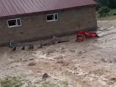 Erzurum'da aniden bastıran sağanak Dumankaya Mahallesi'nde sele yol açtı