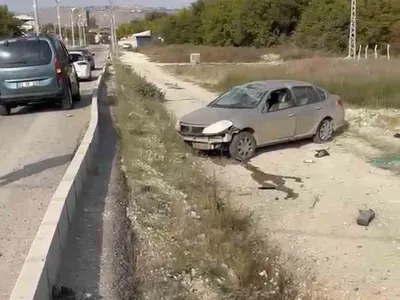 Elazığ'da Kızılay Mahallesi'nde hakimiyeti kaybeden araç araziye uçtu: 1 hafif yaralı