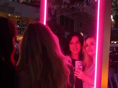 Bursa sokaklarında pembe ışıklarla erken teşhise dikkat çeken UEDAŞ projesi