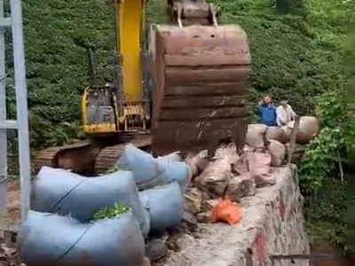 İş makinesiyle sarp yamaçta çay taşıma operasyonu Rize'de