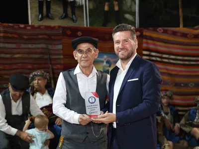 Üstatlarla genç efelerin zeybek ateşi Tavas'ta canlandı