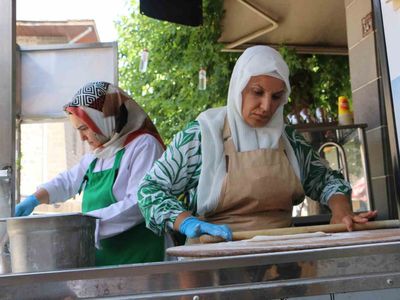 Gelin ve görümce Sur'da gözleme dükkanı açtı, bağlarını kazanca dönüştürdüler