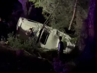 Adrasan çıkışında tur minibüsü şarampole yuvarlandı: 15 yaralı