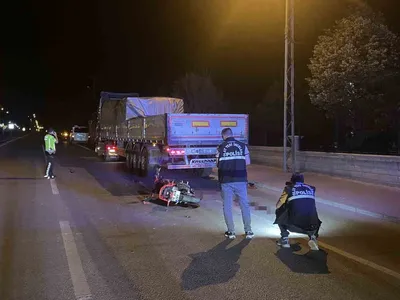 Karaman'da gece yarısı park halindeki tıra çarpan genç yaşamını yitirdi
