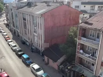 Apartmanların arasında kalan 60 yıllık evinde anılarına sahip çıkıyor