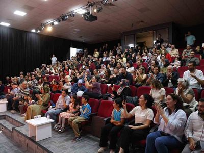 Miniklerin kırmızı beyaz coşkusu: Didim'de Cumhuriyet Bayramı kutlaması