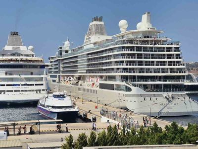 Bodrum limanına iki yolcu gemisi yanaştı, 1.144 yolcu geldi