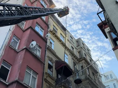 Beyoğlu'nda Bekar Sokak'ta altı katlı restoranda erken saat yangını