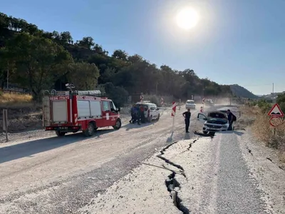 Besni'de heyelanlı yolun yükselen asfalta çarpan otomobil hasar gördü