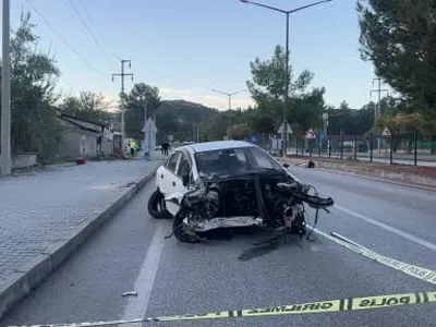 Burdur'da çarpışma sonrası motoru yol ortasına fırlayan otomobilin sürücüsü ağır yaralandı