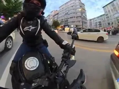 Trafik ışıklarında ani duruşun bedeli: motosiklet sürücüsü takla attı