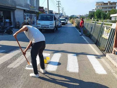 Okulların önünde önlem beklenirken veli yaya geçidini kendisi çizdi