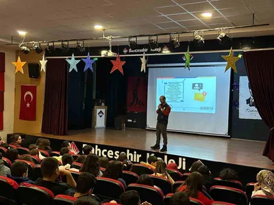 Öğrencilere dijital güvenlik eğitimi: siber zorbalık ve bağımlılığa karşı bilinç