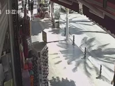 Plakasız motosiklet Manavgat'ta yaya geçidindeki kişiye çarpıp kaçtı