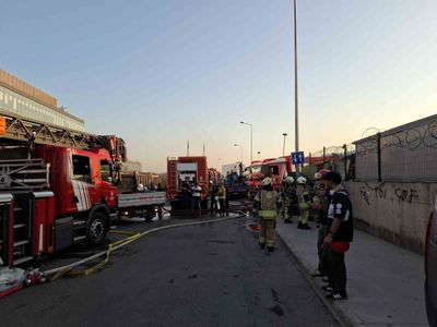 Tuzla İçmeler'de rüzgarın taşıdığı alevler seramik deposu ve teknelere ulaştı