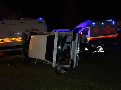 Manavgat'ta kavşakta refüje çarpan otomobil takla attı, iki kişi yaralandı