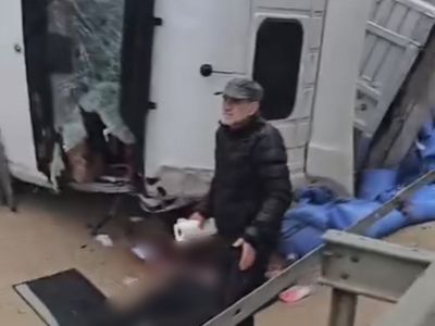 Tır kontrolden çıkarak devrildi, sürücü ağır yaralandı