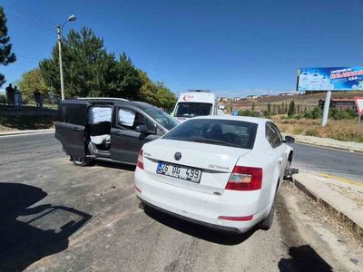 Eskişehir İhlamurkent'te iki araç çarpıştı, üçü çocuk yedi kişi yaralandı