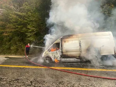 Panelvanda motor alev aldı Cide yolunda araç kullanılamaz hale geldi