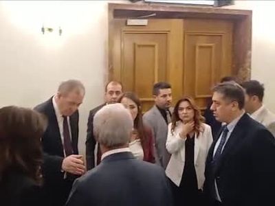 Dem parti heyeti Bahçeli ile kuliste selamlaştı