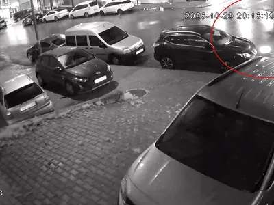 Esenyurt'ta yağışlı yokuşta direksiyon kaybı: park halindeki araçlara çarptı