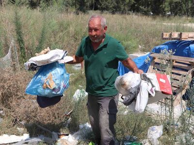 Sarıçam'da mahalleli çöpünü toplayıp belediyeye tepki gösterdi