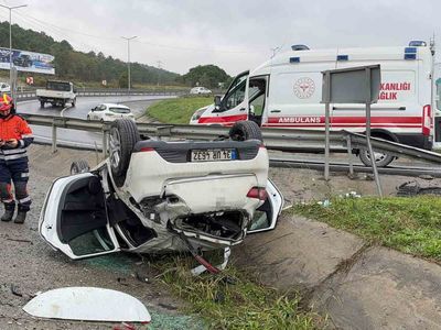Kavşakta kontrolden çıkan otomobil bariyere çarpıp taklalar atarak çayırlığa savruldu