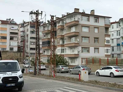 Boyabat’ta cadde yenilendi: havai elektrik hatları yer altına alındı