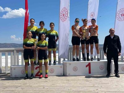 Sivaslı genç bisikletçiler Burdur'da Türkiye ikincisi oldu
