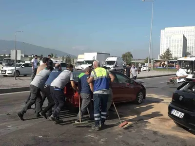 Bursa'da virajı alamayan otomobilin orta refüjü aşması zincirleme kazaya neden oldu