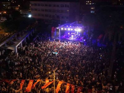 Söke'de kurtuluş gecesi sahnede Emir Can İğrek, meydanda milli sevinç
