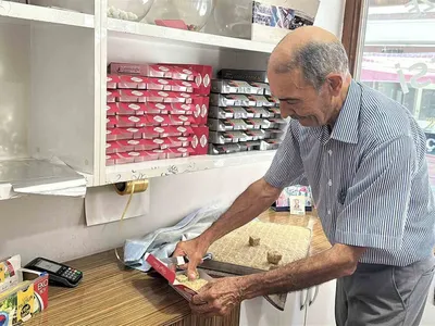 Dedesinin 1930'dan kalma dükkanını oğluna devredecek ahinin çırak kaygısı