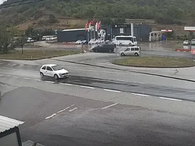 Yalova'da yol ayrımında minibüsün çarpmasıyla otomobil ikiye bölündü