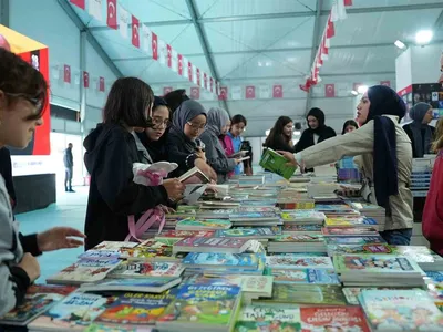 Kahramanmaraş'ta öğrenciler kitap fuarında okuma tutkusu keşfediyor