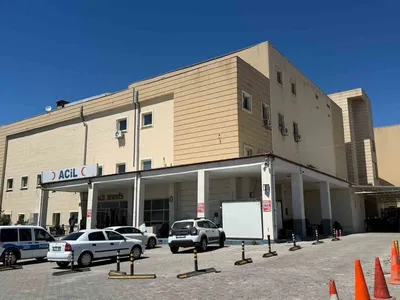 Siverek'te park halindeki traktörün aniden hareket etmesi iki kişiyi yaraladı