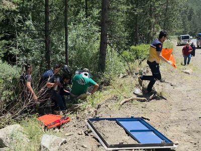 Domaniç'te Beton Yüklü Römork Devrildi: Traktör Vadiye Yuvarlandı, Sürücü Yaralandı