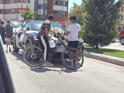 Düğün konvoyunun önü kesildi: bisikletli çocuklar trafiği tehlikeye attı