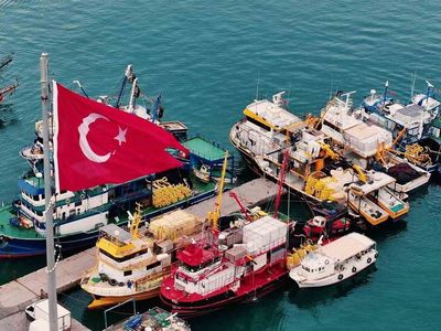 Didim'de yeni sezonun açılışında Hatice Gençay balıkçılarla buluştu