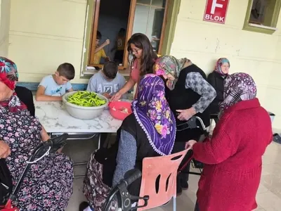Sinop'ta çocuklar ve huzurevi sakinleri kış için omuz omuza turşu kurdu