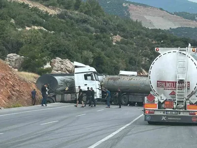 Nurdağı'nda iki tanker çarpıştı: tonlarca yakıt yola döküldü