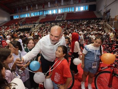 Canik’te camiler şenleniyor: 2 bin 500 çocuk hediyelerine kavuşuyor