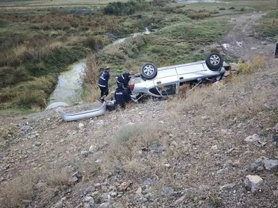 Göllü Mahallesi'nde takla atan otomobil iki kişiyi yaraladı